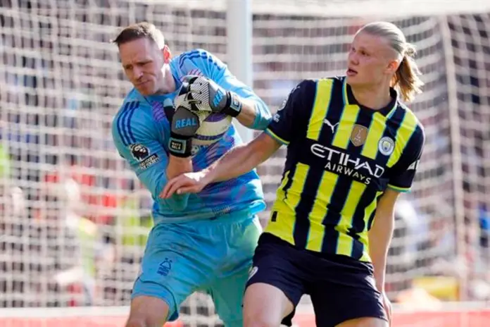 El portero Matz Sels (I), de Nottingham Forest, y el delantero noruego Erling Haaland durante el partido de la Premier League que han jugado Nottingham Forest y Manchester City, en Nottingham, Reino Unido. Foto La Hora: EFE