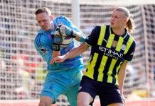 El Nottingham Forest derrota al Manchester City y se confirma como la sorpresa de la Premier El portero Matz Sels (I), de Nottingham Forest, y el delantero noruego Erling Haaland durante el partido de la Premier League que han jugado Nottingham Forest y Manchester City, en Nottingham, Reino Unido. Foto La Hora: EFE