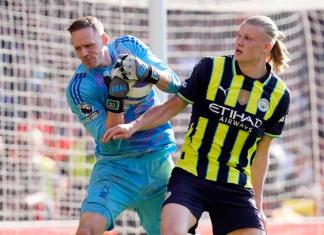El portero Matz Sels (I), de Nottingham Forest, y el delantero noruego Erling Haaland durante el partido de la Premier League que han jugado Nottingham Forest y Manchester City, en Nottingham, Reino Unido. Foto La Hora: EFE