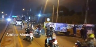 La mañana de este lunes 17 de marzo se genera un manifestación que bloquea el ingreso a la ciudad capital debido al caso Lev Tahor.. Foto La Hora: Captura de pantalla video de Amilcar Montejo.