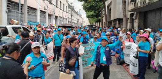 Sindicalistas de salud en manifestación para que el Congreso de la República escuche sus exigencias para el cumplimiento del artículo 140 del Presupuesto General