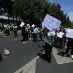 Los manifestantes bloquearon la ruta hacia Vista Hermosa, en rechazo por la unificación del DPI y el impuesto a las tortillas. Foto La Hora: José Orozco