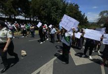 En imágenes: Los manifestantes que dicen que no quieren pagar impuestos tenían los rostros tapados Los manifestantes bloquearon la ruta hacia Vista Hermosa, en rechazo por la unificación del DPI y el impuesto a las tortillas. Foto La Hora: José Orozco