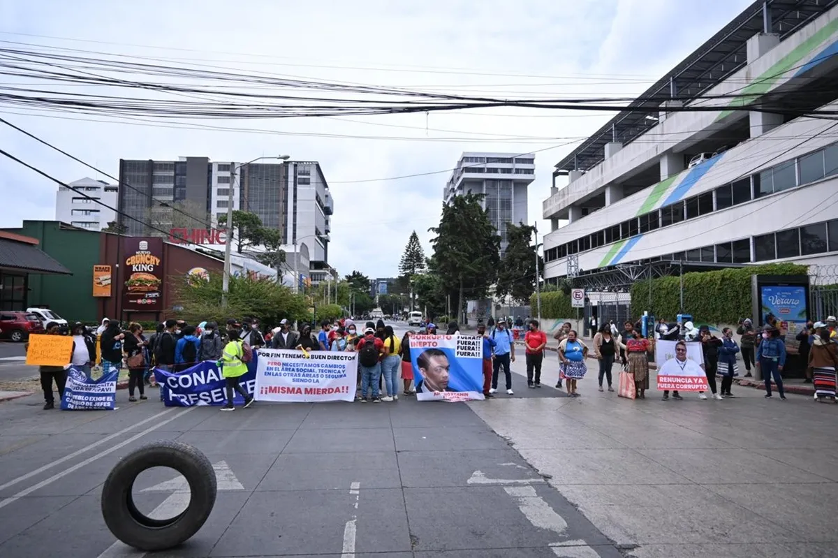 Manifestantes cerca de las instalaciones del FOPAVI