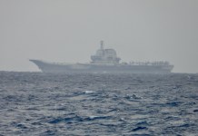 Taiwán responde a las maniobras militares de China Fotografía cedida por el Ministerio de Defensa Nacional de Taiwan del buque taiwanés Tian Dan en aguas de Taiwan. Foto La Hora: EFE