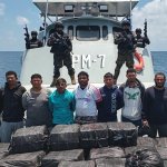 Miembros de la Marina Nacional de El Salvador interceptaron tres embarcaciones con extranjeros, quienes "esperaban un cargamento de cocaína. Foto La Hora: X de Nayib Bukele.