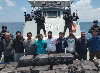 Miembros de la Marina Nacional de El Salvador interceptaron tres embarcaciones con extranjeros, quienes "esperaban un cargamento de cocaína. Foto La Hora: X de Nayib Bukele.