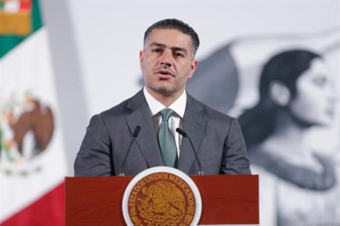 El secretario de Seguridad y Protección Ciudadana, Omar García Harfuch, habla durante una rueda de prensa este martes, en el Palacio Nacional en Ciudad de México. Foto La Hora: EFE