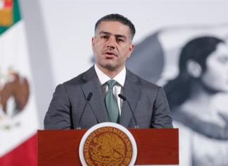 El secretario de Seguridad y Protección Ciudadana, Omar García Harfuch, habla durante una rueda de prensa este martes, en el Palacio Nacional en Ciudad de México. Foto La Hora: EFE