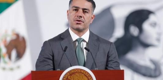 El secretario de Seguridad y Protección Ciudadana, Omar García Harfuch, habla durante una rueda de prensa este martes, en el Palacio Nacional en Ciudad de México. Foto La Hora: EFE