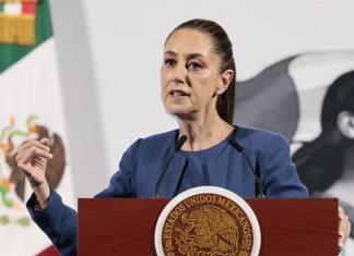 La presidenta de México, Claudia Sheinbaum, habla durante su conferencia de prensa matutina este miércoles, en el Palacio Nacional de la Ciudad de México. Foto La Hora: EFE.