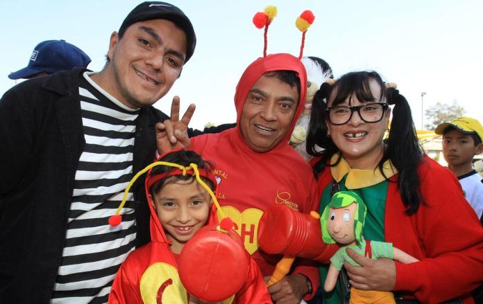 Imagen de archivo de personas disfrazadas de los personajes de Chespirito, en Ciudad de México. Foto La Hora / EFE - Mario Guzmán