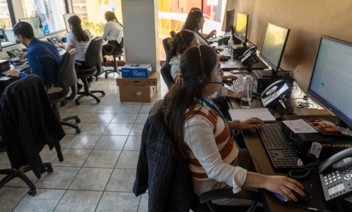 Migración implementa servicio de call center para atender a los migrantes guatemaltecos