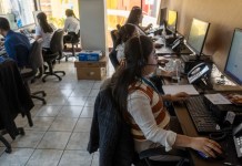 Migración implementa servicio de call center para atender a los migrantes guatemaltecos