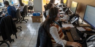 Migración implementa servicio de call center para atender a los migrantes guatemaltecos