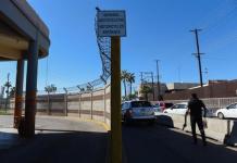 Autoridades migratorias de EE.UU. cierran centros para procesar migrantes en la frontera con México Las autoridades migratorias de Estados Unidos anunciaron este jueves el cierre de cinco instalaciones temporales de procesamiento debido al poco flujo de migrantes. Foto La Hora: EFE