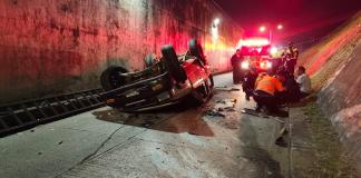 mujer tras caer de un vehículo en movimiento en el kilómetro 22 de Carretera a El Salvador.