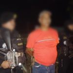 Mientras transportaba cocaína dentro de una mochila, autoridades capturaron a un presunto narcotraficante conocido como alias "Narco Abuelo".