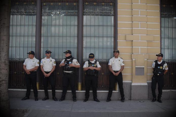 Agentes de la PNC se hacen presentes en las inmediaciones del Congreso de la República. Foto La Hora / José Orozco 