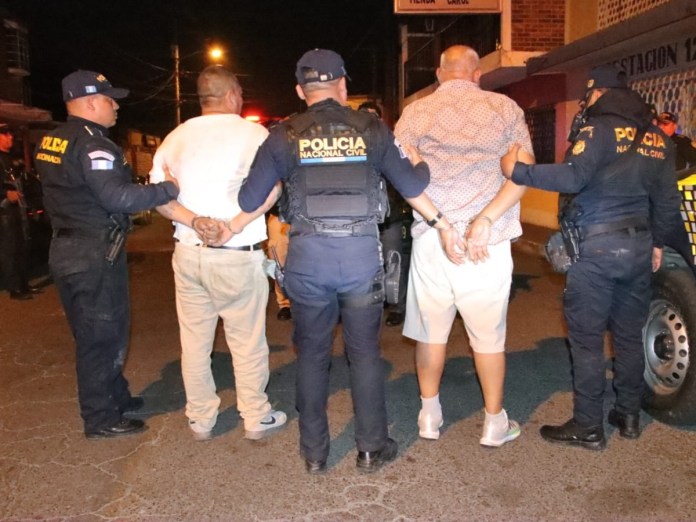 La Policía Nacional Civil (PNC) de la comisaría 12, luego de una persecución, dio alcance a los presuntos asesinos de la mujer en la colonia Santa Clara II. Foto La Hora: PNC