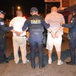 La Policía Nacional Civil (PNC) de la comisaría 12, luego de una persecución, dio alcance a los presuntos asesinos de la mujer en la colonia Santa Clara II. Foto La Hora: PNC