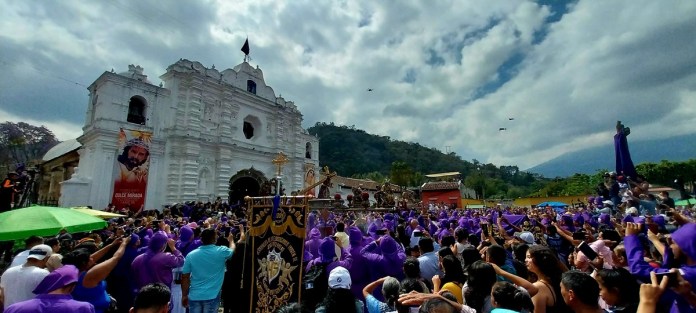 En la Semana Santa decenas de peregrinos salen a las calles.