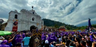 En la Semana Santa decenas de peregrinos salen a las calles.