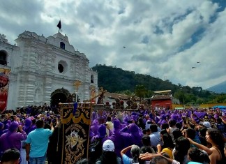 En la Semana Santa decenas de peregrinos salen a las calles.