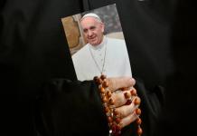 Vaticano: Papa Francisco durmió toda la noche tras sufrir dos episodios de insuficiencia respiratoria el lunes Papa Francisco