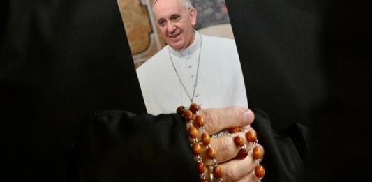 Una monja sostiene una imagen del Papa Francisco y un rosario mientras los fieles asisten a una oración del Rosario por la salud del pontífice en la Plaza de San Pedro este lunes, en la Ciudad del Vaticano. Foto La Hora: EFE