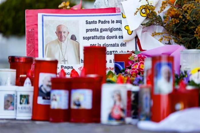 Los fieles dejan velas y tarjetas a los pies de la estatua de Juan Pablo II en la entrada del Hospital Gemelli, donde está hospitalizado el Papa Francisco, en Roma, Italia, 11 de marzo de 2025. Foto La Hora: EFE.