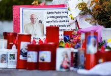 Los fieles dejan velas y tarjetas a los pies de la estatua de Juan Pablo II en la entrada del Hospital Gemelli, donde está hospitalizado el Papa Francisco, en Roma, Italia, 11 de marzo de 2025. Foto La Hora: EFE.