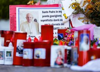 Los fieles dejan velas y tarjetas a los pies de la estatua de Juan Pablo II en la entrada del Hospital Gemelli, donde está hospitalizado el Papa Francisco, en Roma, Italia, 11 de marzo de 2025. Foto La Hora: EFE.