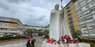 El papa Francisco descansó toda la noche, se despertó, desayunó y comenzó el tratamiento diario en el décimo octavo día de hospitalización. Foto La Hora: EFE