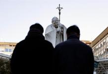 Fieles rezan frente a la estatua de Juan Pablo II en la entrada del Hospital Gemelli, donde está hospitalizado el Papa Francisco, en Roma, Italia, 05 de marzo de 2025. Foto La Hora: EFE