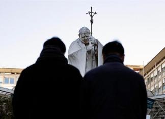 Fieles rezan frente a la estatua de Juan Pablo II en la entrada del Hospital Gemelli, donde está hospitalizado el Papa Francisco, en Roma, Italia, 05 de marzo de 2025. Foto La Hora: EFE