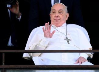 El papa Francisco saluda y bendice a los fieles desde el balcón del hospital Gemelli, en Roma, el 23 de marzo de 2025. El pontífice fue dado de alta ese día con una prescripción de al menos dos meses de convalecencia después de pasar más de cinco semanas ingresado por una neumonía bilateral. Foto La Hora: EFE.