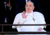 El papa Francisco saluda y bendice a los fieles desde el balcón del hospital Gemelli, en Roma, el 23 de marzo de 2025. El pontífice fue dado de alta ese día con una prescripción de al menos dos meses de convalecencia después de pasar más de cinco semanas ingresado por una neumonía bilateral. Foto La Hora: EFE.