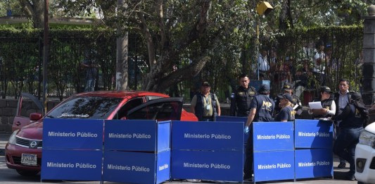 PNC y MP, realizan la recolección de evidencia por ataque armado en zona 1. Foto La Hora: Jose Orozco