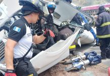 Bomberos Voluntarios informaron sobre la atención de un conductor que quedaría atrapado en la cabina un tráiler tras volcar sobre el kilómetro 35 ruta al Atlántico.