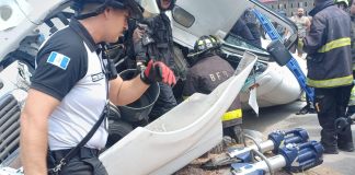 Bomberos Voluntarios informaron sobre la atención de un conductor que quedaría atrapado en la cabina un tráiler tras volcar sobre el kilómetro 35 ruta al Atlántico.