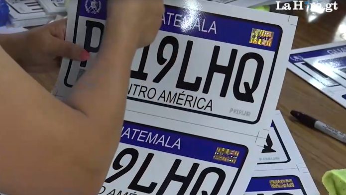 Nuevas placas de circulación: De esta forma se fabrican en el Taller Nacional de Grabados en Acero