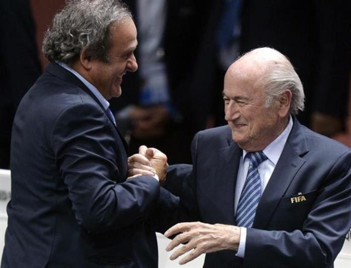 Michel Platini y Joseph Blatter, expresidentes de la UEFA y de la FIFA. Foto La Hora: EFE Archivo.