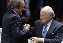 Michel Platini y Joseph Blatter, expresidentes de la UEFA y de la FIFA. Foto La Hora: EFE Archivo.