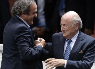 Michel Platini y Joseph Blatter, expresidentes de la UEFA y de la FIFA. Foto La Hora: EFE Archivo.