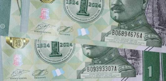¿Por qué es difícil conseguir el billete conmemorativo de Q1 en los bancos