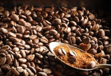 El café es uno de los productos agrícolas más globalizados del mundo y su precio depende de una cadena que va del cafetal a la cafetería. Foto La Hora: Archivo