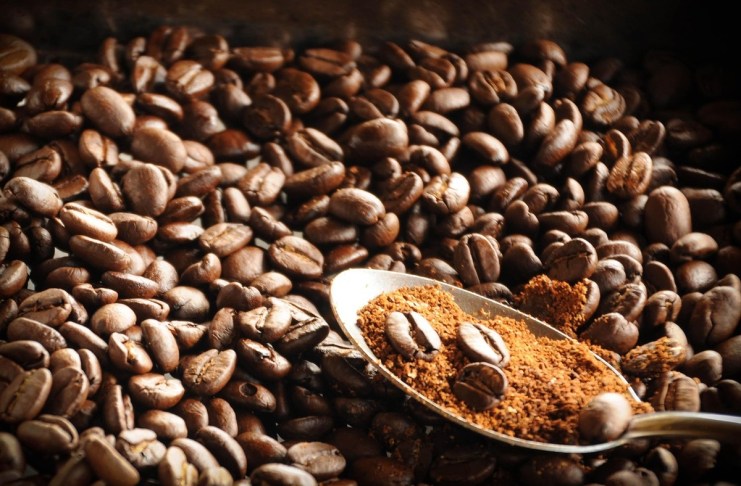 ¿Vale lo que cuesta?: lo que no se ve tras el precio de una taza de café El café es uno de los productos agrícolas más globalizados del mundo y su precio depende de una cadena que va del cafetal a la cafetería. Foto La Hora: Archivo