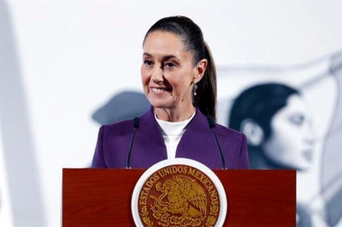 La presidenta de México, Claudia Sheinbaum, habla durante una rueda de prensa este martes, en el Palacio Nacional de Ciudad de México. Foto La Hora: EFE