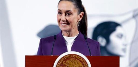 La presidenta de México, Claudia Sheinbaum, habla durante una rueda de prensa este martes, en el Palacio Nacional de Ciudad de México. Foto La Hora: EFE